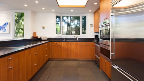 Islands Pearl - elegant renovated kitchen