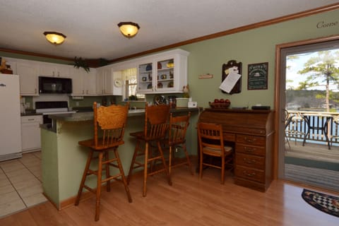 Breakfast Bar to Kitchen