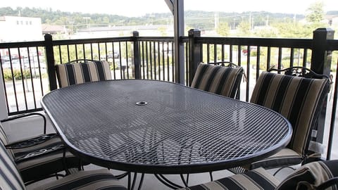 Balcony with table for 6