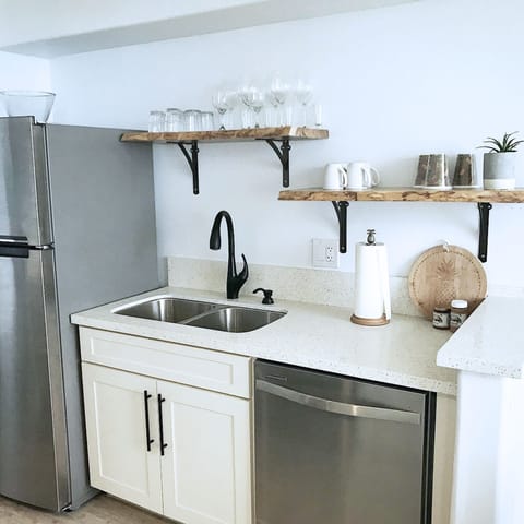 Quartz countertop, dishwasher, microwave, cup and regular coffee makers, toaster