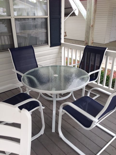 New porch dining table and chairs!