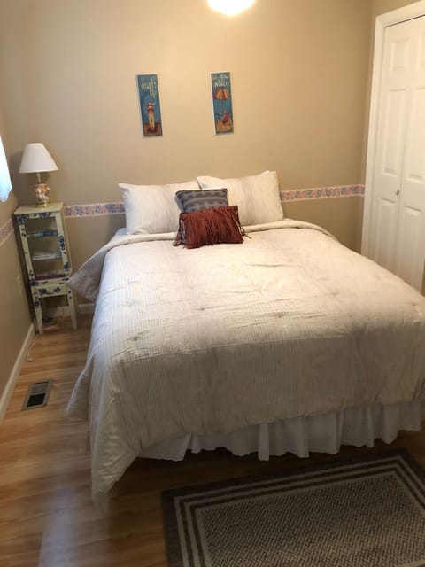 2nd guest bedroom with queen bed. 