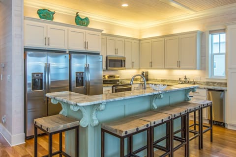 Gourmet kitchen/GE refrigs/island seats 6/Lecreuset cookware/standalone icemaker