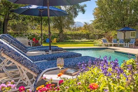 Relax by the pool surrounded by vineyards and mountains. Privacy and tranquility