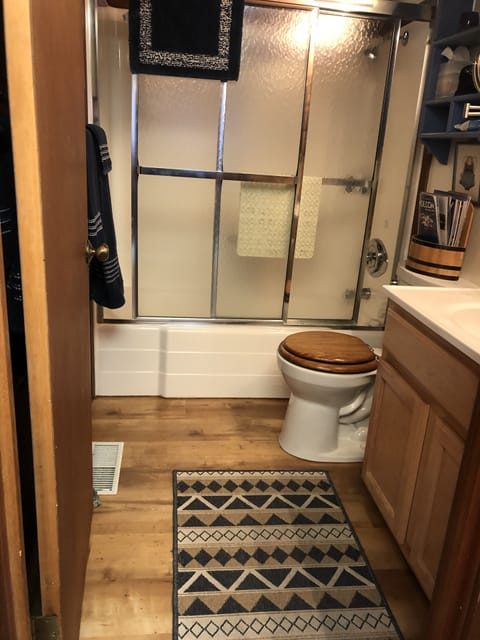 Combined shower/tub, towels, shampoo, toilet paper