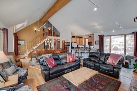 The sofas have 4 fully-reclining seats (press the power button on the side).