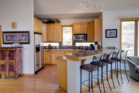 Stainless steel appliances (includes all pots, pans, utensils, & dinnerware).