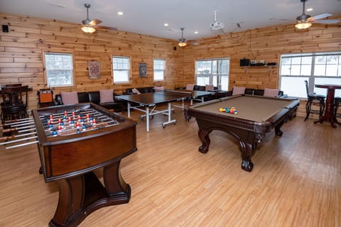 The 550ft² Gathering-Game Room has a 10ft high ceiling and seating for 19.