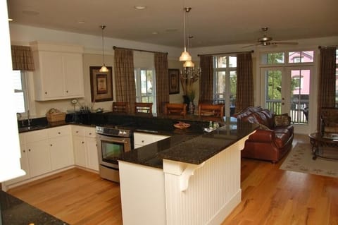 Private kitchen | Fridge, microwave, oven, stovetop