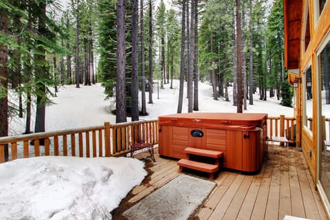 Outdoor Deck with Hot Tub, Spacious Deck with Barbecue Grill and Acres of Forest