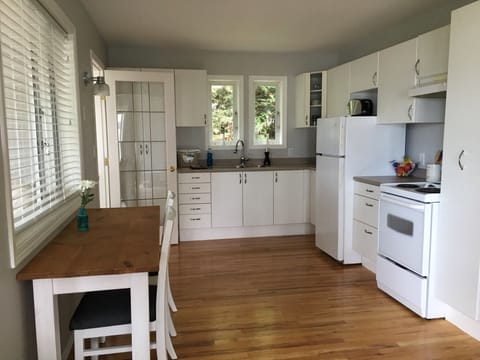 Eat-in, fully equipped kitchen.