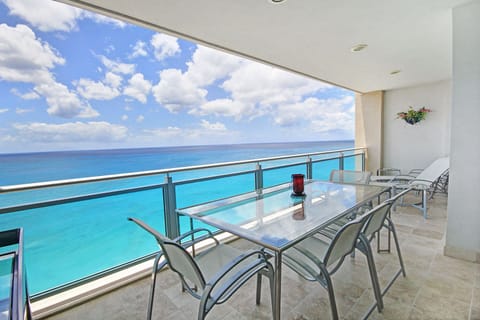 Completely unobstructed Caribbean views (no support beams blocking your view)
