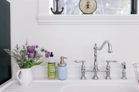 Bathtub, rainfall showerhead, hair dryer, towels