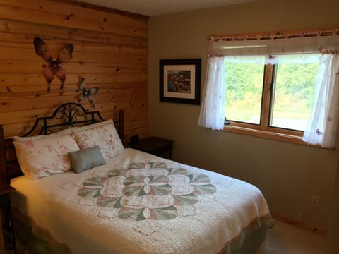 Butterfly bedroom: queen bed with adjacent bath
