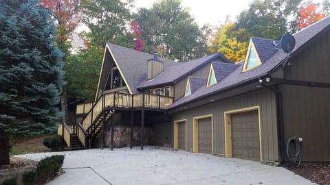 Tyrolea Lodge plenty of parking for at up to 8 vehicles