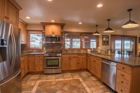 Spacious kitchen, fully equipped.