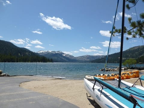 Beach nearby, sun loungers, beach towels