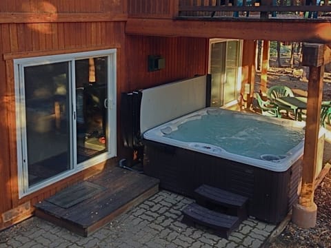 Large 6 person hot tub 45+ jets on back patio