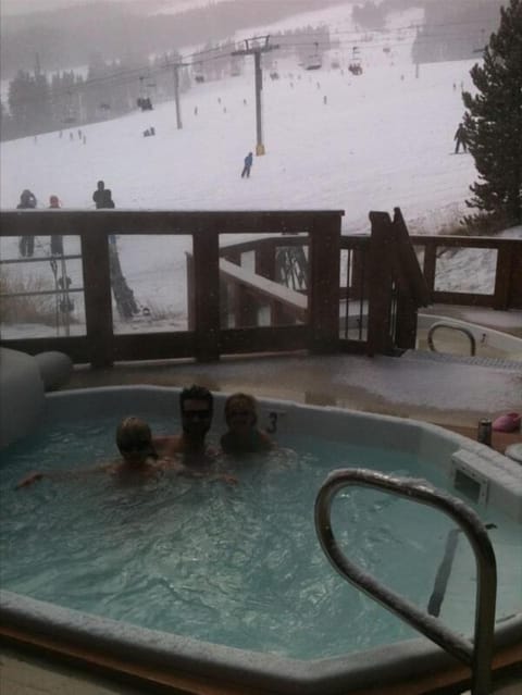 Apres Ski! Enjoy the hot tubs whils snowing and watch the skiers go by.