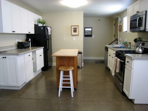 New full size modern kitchen with including 4 burner gas range and dishwasher!