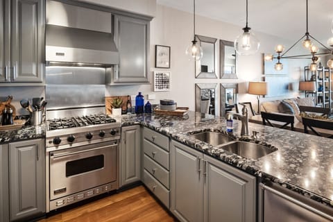 Gas cooktop, Viking oven, great pans, knives & cookware.