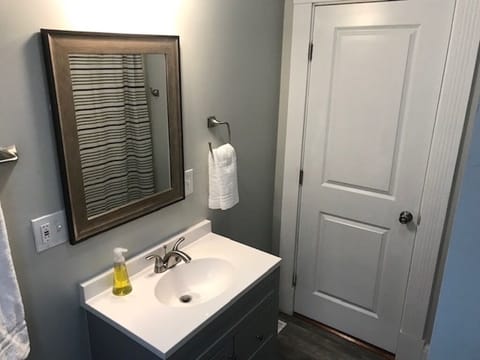 Combined shower/tub, hair dryer, towels