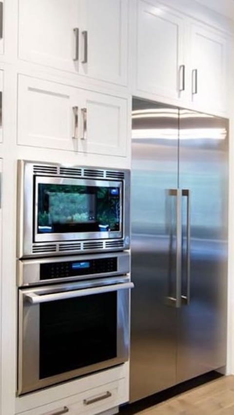 Full-size fridge, microwave, oven, stovetop