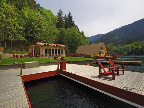Green grass and a perfect space to park your boat!