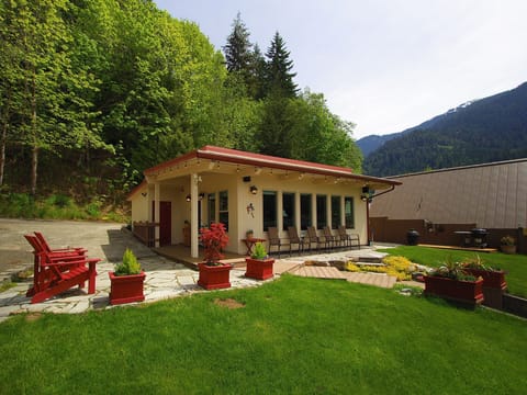 Drive up to this dockside lake-house equipped with everything you need.