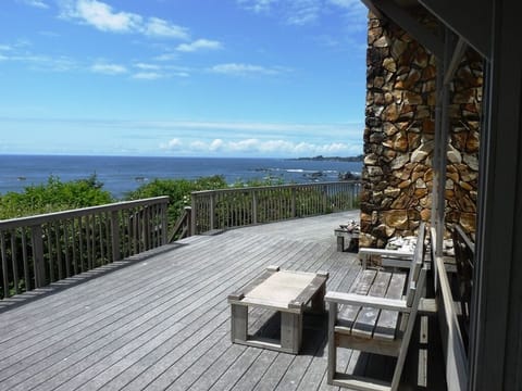 Huge ocean-front deck with 180 degree views of the Oregon Coast!
