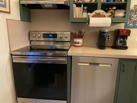 Kitchen with range, dishwasher, Vitamin, microwave, drip coffee and Keurig