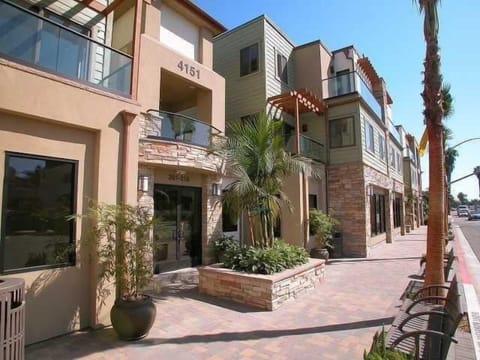 Beautiful condo--right in the heart of Mission/Pacific Bch--steps to sand.