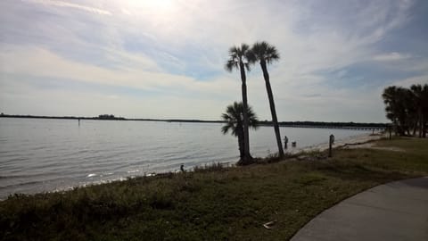 Beach nearby, sun loungers, beach towels