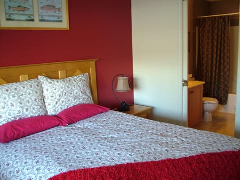 3 bedrooms, iron/ironing board, free internet, bed sheets