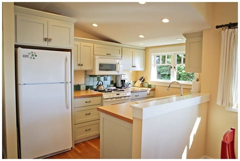 Cookware, coffee maker, dishwasher, stove/oven, microwave & fridge available.