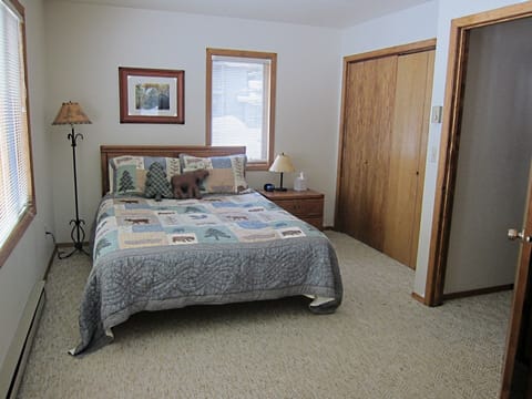 2nd Bedroom - Queen Bed