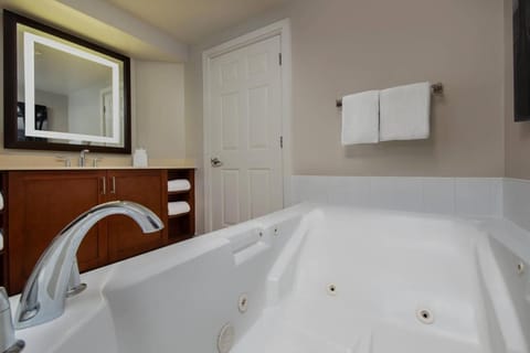 Combined shower/tub, jetted tub, hair dryer, towels