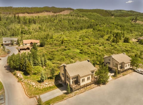 The Retreat-8BR/6 Bath home in the ski area. Walk to lifts & village activities.