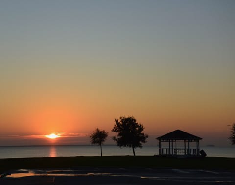 Beach nearby, sun loungers, beach towels