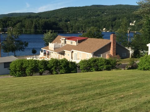 Newfound Lake Al piano superiore 2 Br con terrazza sul tetto privata di ...