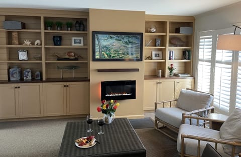 Living room | Smart TV, DVD player, books, video library