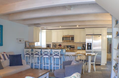 Fully equipped kitchen, no ice maker