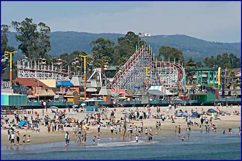 Beach nearby, sun loungers, beach towels