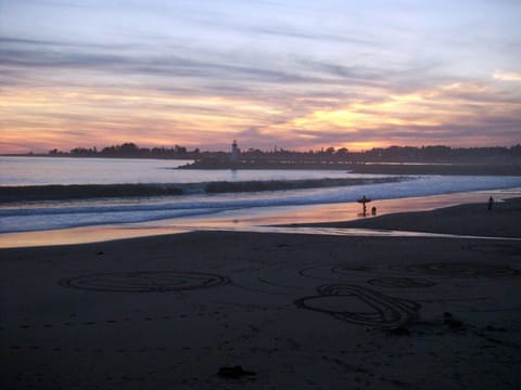 Beach nearby, sun loungers, beach towels