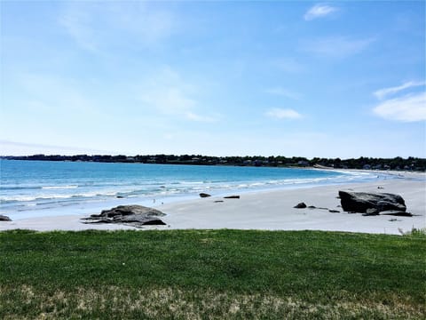 Beach nearby, sun loungers, beach towels