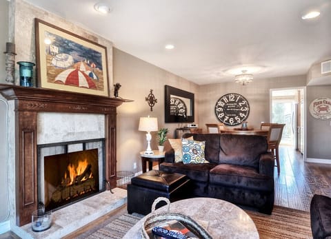 Family Room with Fireplace. STR15-0403