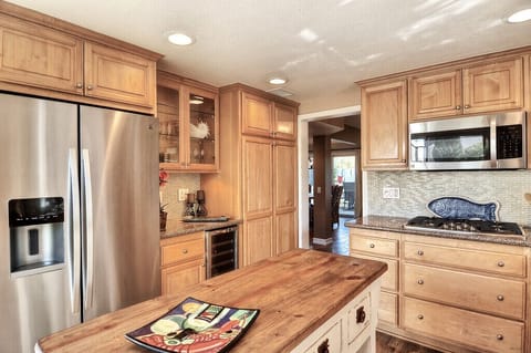 Gourmet Kitchen with Island STR15-0403