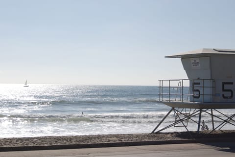 Beach nearby, sun loungers, beach towels