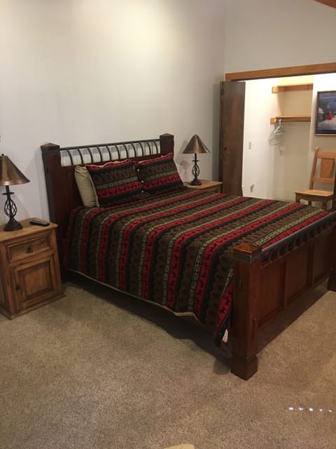 3 bedrooms, desk, iron/ironing board, travel crib