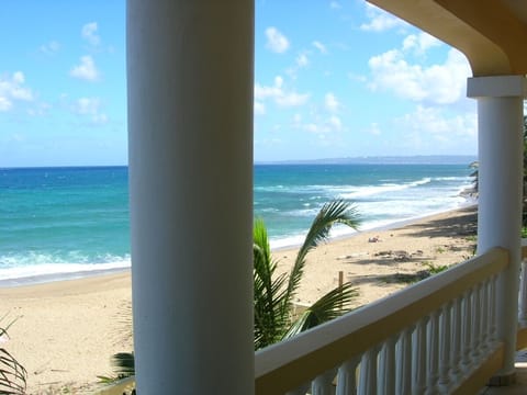 Beach nearby, sun loungers, beach towels